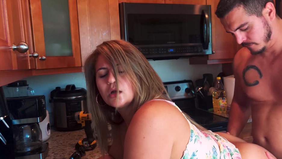 Amateurpaisa - Big ass MILF got great orgasm while getting the leak fixed